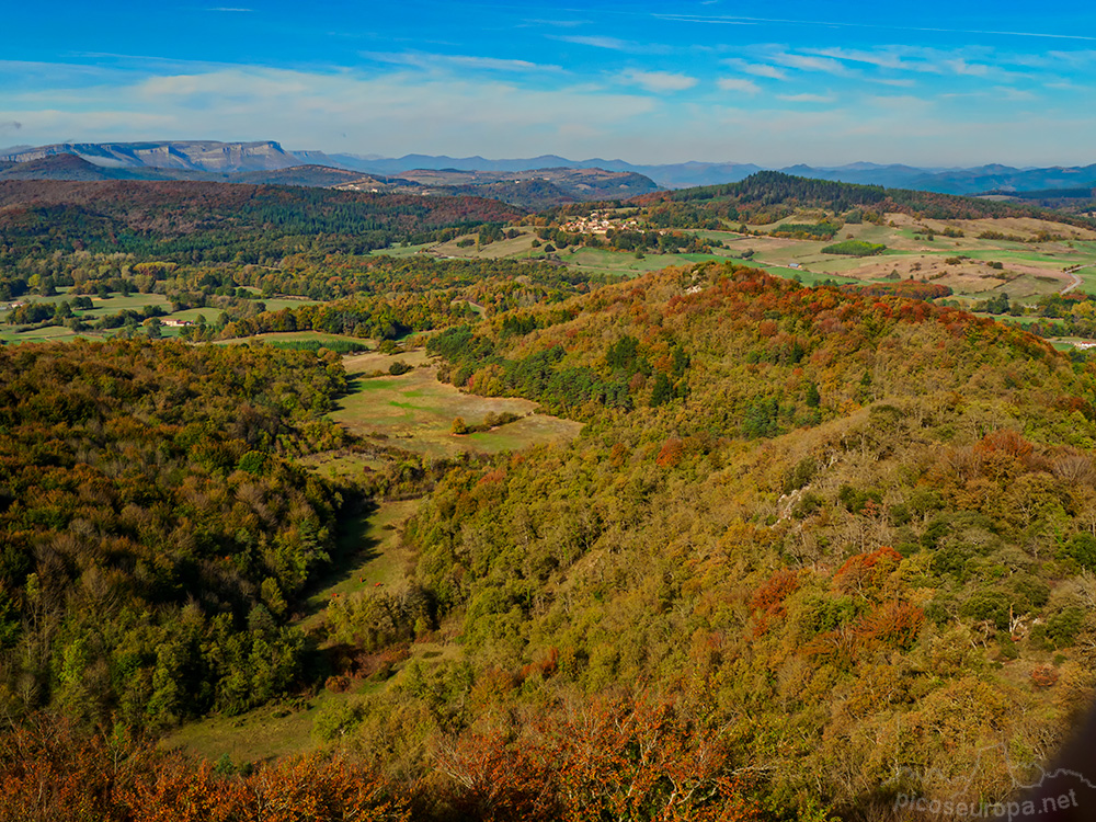 Foto: Otoño en los bosques que rodean el Santurario de la Virgen del Oro, Murguia, Alava, Pais Vasco