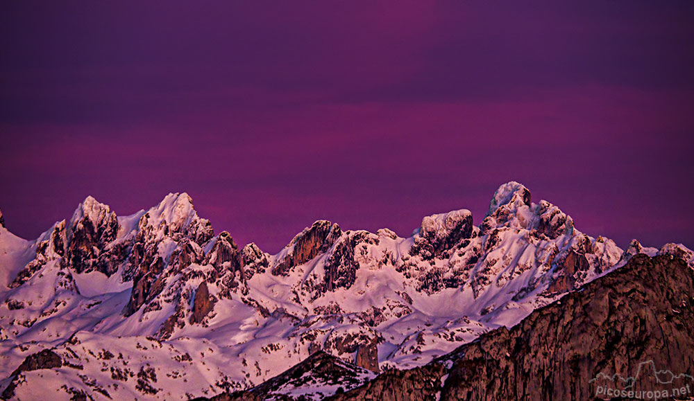 Foto: Puesta de sol en invierno sobre los Picos de Europa desde Collada Llomena, Parque Natural de Ponga, Asturias