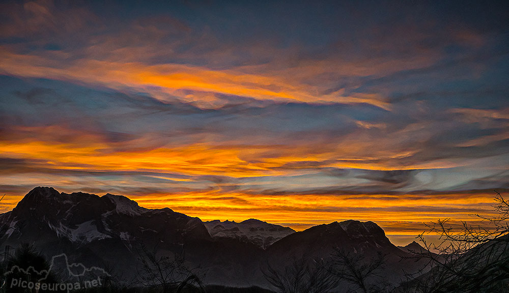 Foto:  Puesta de sol desde Collada Llomena, Parque Natural de Ponga, Asturias