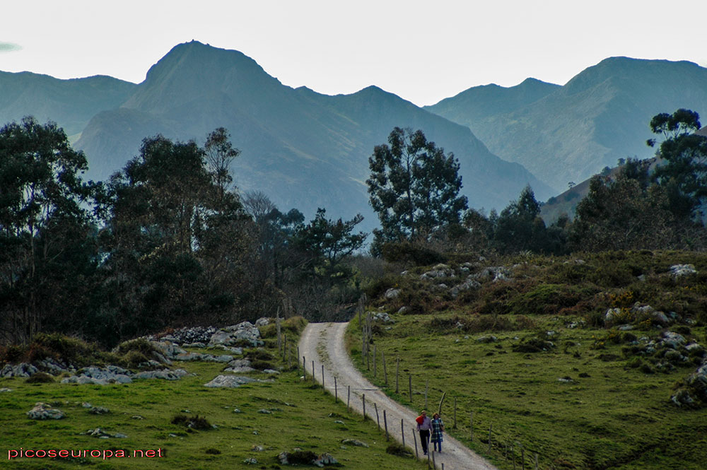 Senda costera que recorre todo este tramo de costa de Buelna hasta Llanes, Asturias, Mar Cantábrico