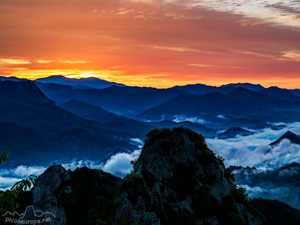 Foto: Amanecer desde el Santurario de Queralt, Berga, Barcelona, Pre Pirineos de Catalunya.