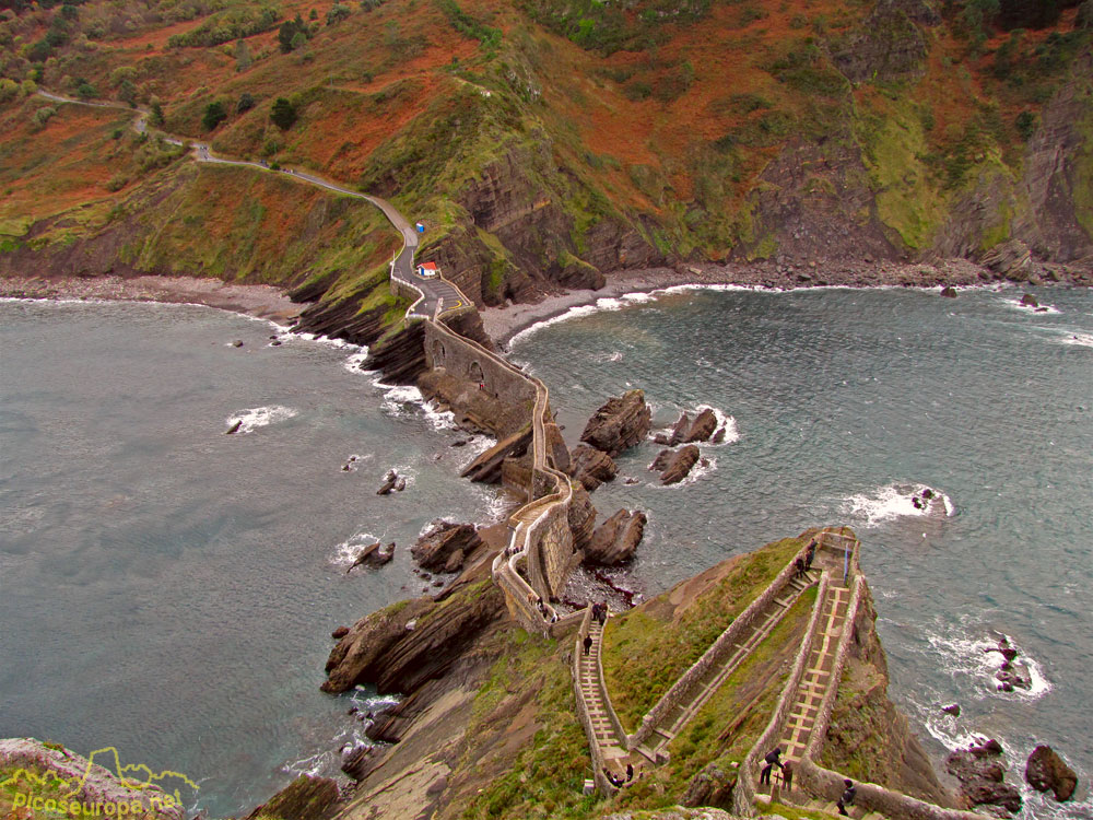 Foto: Las escaleras de acceso a la Iglesia de San Juan de Gaztelugatxe