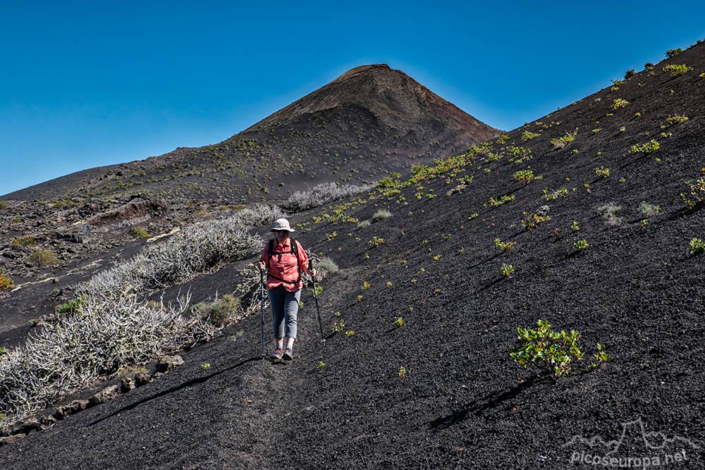 Sendero típico en la ruta de la cumbre de los Miraderos, Lanzarote, Canarias, España