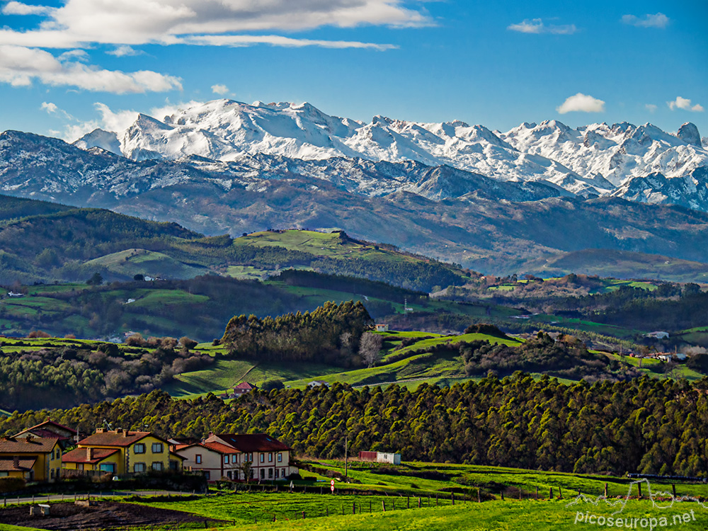 Foto: Casas de Gerra con Picos de Europa al fondo, San Vicente de la Barquera, Cantabria