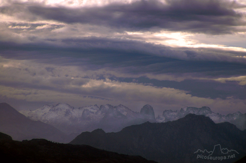 Foto: Un dia de tormentas, Picos de Europa desde San Vicente de la Barquera, Cantabria