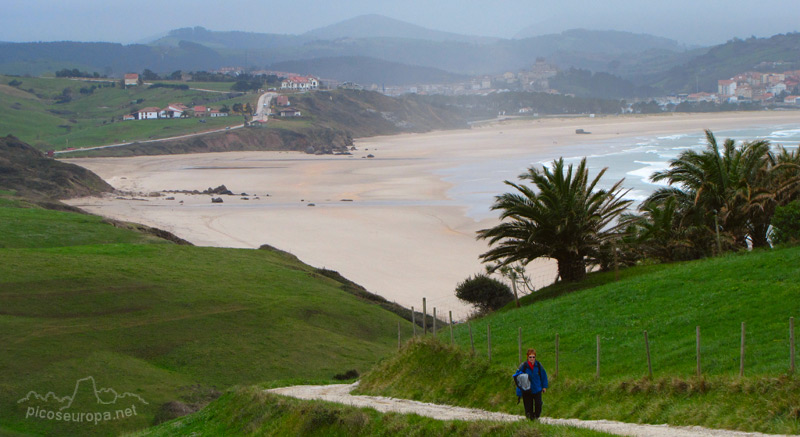 Foto: Playas de San Vicente de la Barquera con el pueblo al fondo, Cantabria