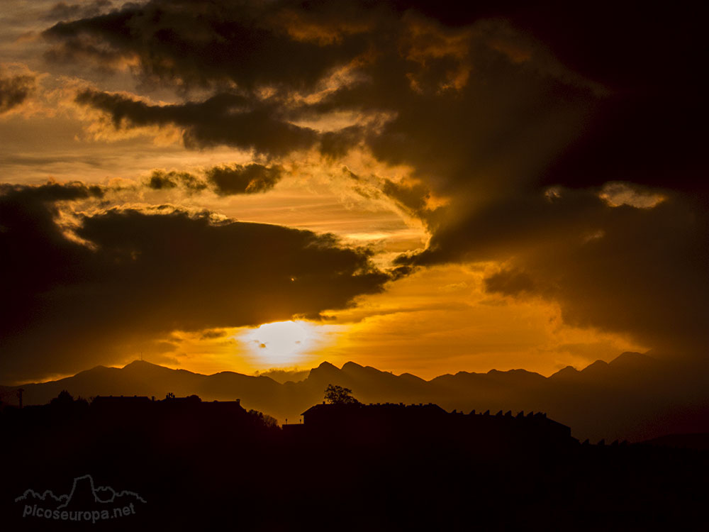 Foto: Puesta de sol en San Vicente de la Barquera, Cantabria