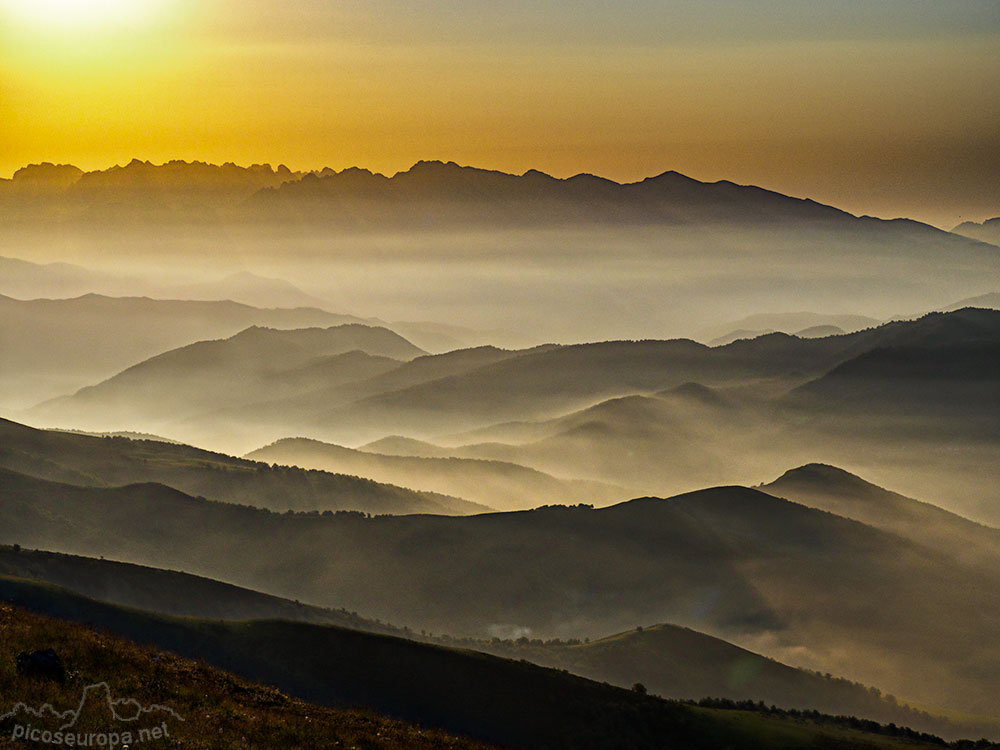 Puesta de sol. Los Picos de Europa desde el parking mirador de la Fuente del Chivo en Alto Campoo, bajo el Pico Tres Mares. Cantabria.