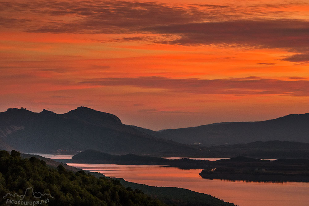 Puesta de sol en el embalse de Mediano cerca de Ainsa, Pre Pirineos de Huesca, Aragón, España