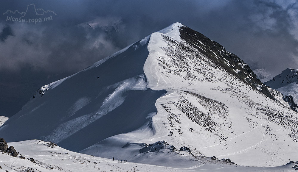 El Pico Cascajal en la ruta de subida al Pico Coriscao desde el collado de Llesba.