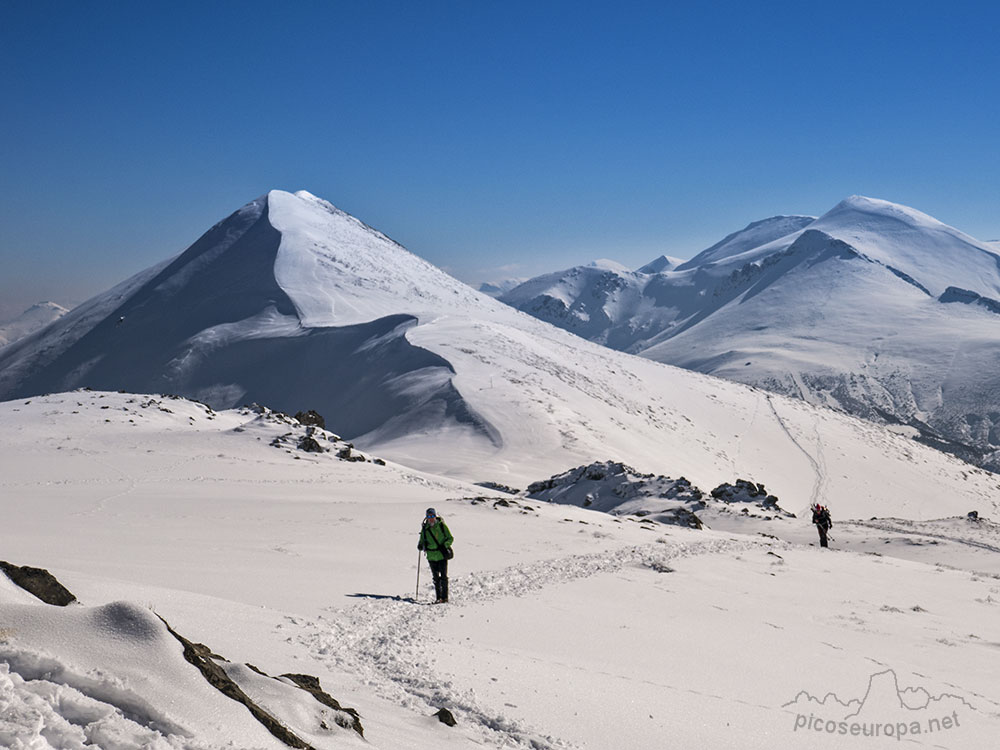 El Pico Cascajal a la izquierda y a la derecha Portillo de las Yeguas y Alto del Naranco