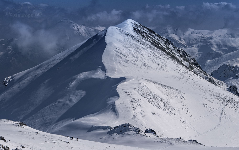 Ruta de subida al Pico Coriscao desde el collado de Llesba, Puerto de San Glorio, Cordillera Cantábrica.