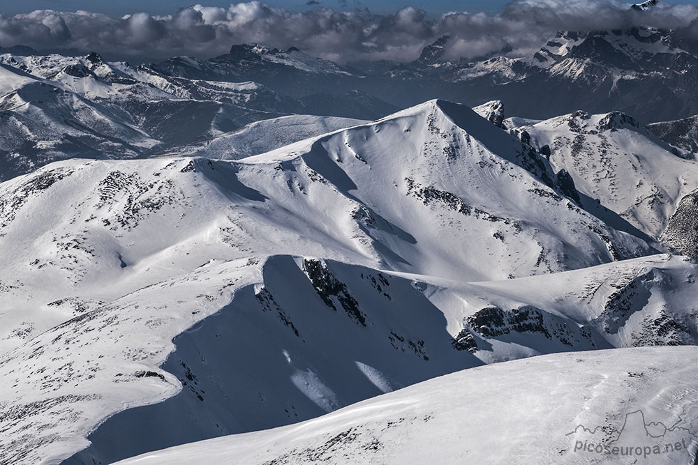 El Pico Escaño en los Puertos de Salvorón desde el Pico Coriscao.