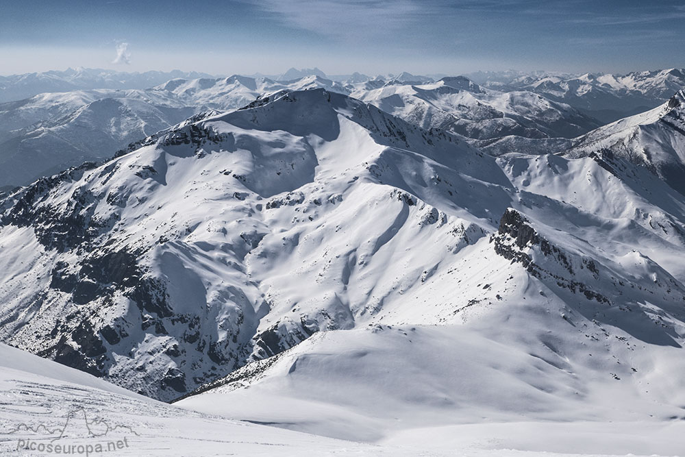 Pico Vallines desde la cumbre del Pico Coriscao