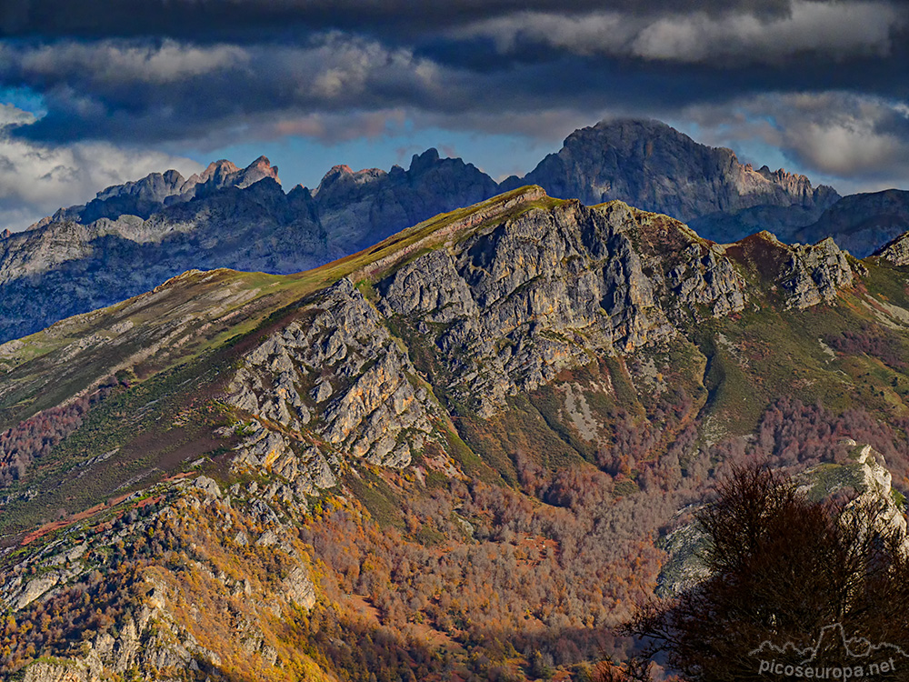 Foto: Pico Jario, por detrás Peña Santa desde Majada de Pozua