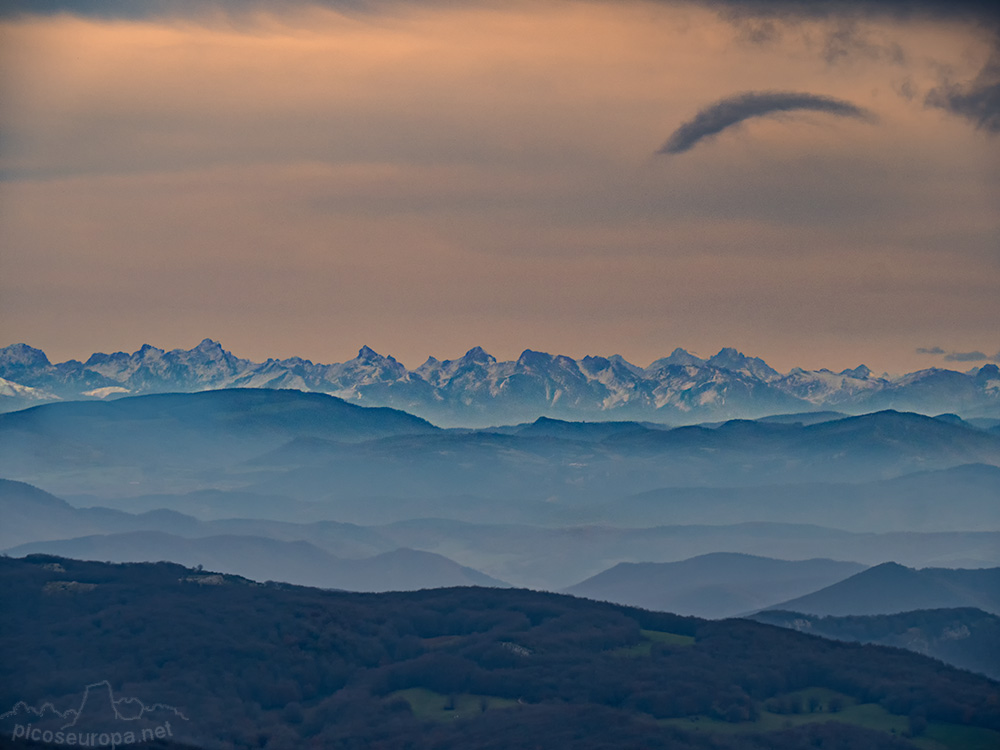 Foto: Pirineos desde el fantastico mirador que es el Monasterio de San Miguel de Aralar, Navarra