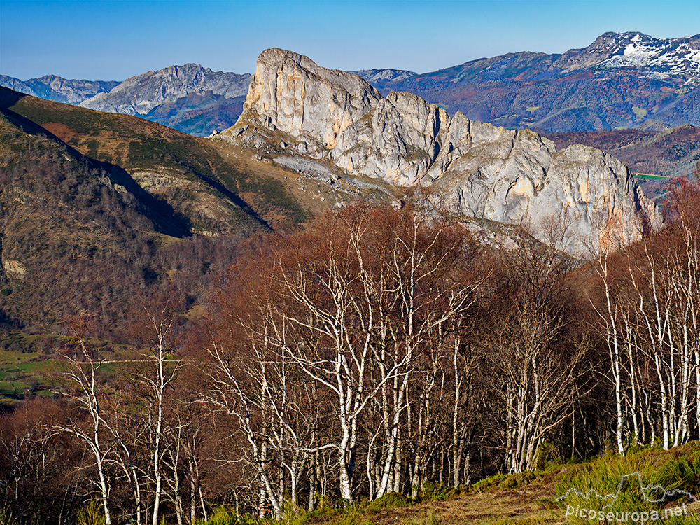 En la foto Peña Cigal situado sobre el pueblo de Caloca, Cantabria.