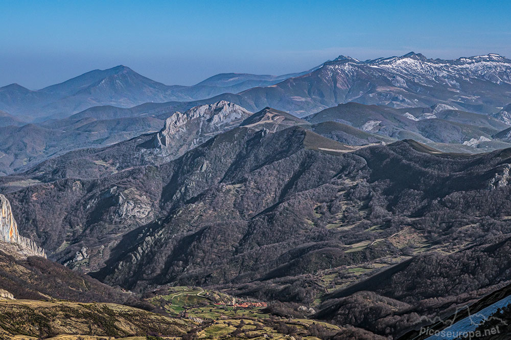 Foto: El Pueblo de Caloca desde el Collado situado entre el Pico Bistruey y el Pico Corcina