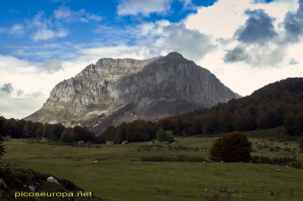 Vegabaño con Peña Beza al fondo, Sajambre, Picos de Europa, León