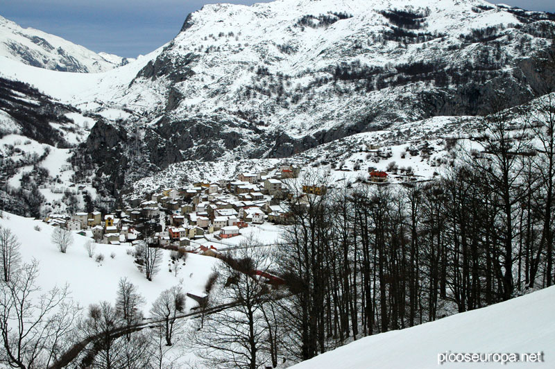 Sotres desde la carretera de subida a Tresviso y Jito Escarandi, Asturias, Picos de Europa