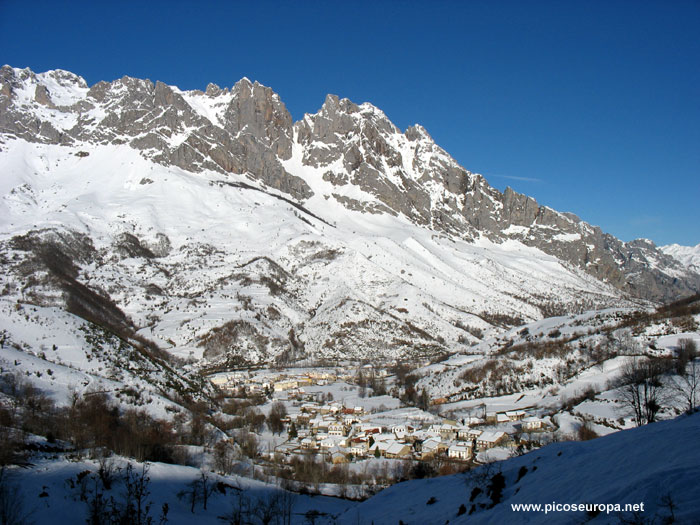 Foto: Prada en primer plano, detras Posada de Valdeón y al fondo la zona de Pambuches y Bermeja, Valdeón, Picos de Europa, León