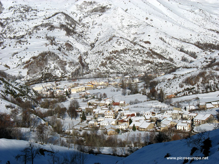 Foto: Prada en primer plano, detras Posada de Valdeón y al fondo la zona de Pambuches y Bermeja, Valdeón, Picos de Europa, León