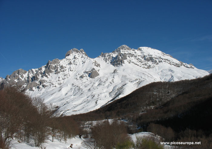 Foto: La Torre del Friero, la Torre del Hoyo Chico y Torre Salinas, Valdeón, Picos de Europa, León