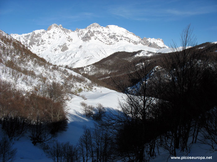 Foto: La Torre del Friero, la Torre del Hoyo Chico y Torre Salinas, el corte de la Canal de Pedabejo y la zona de Peña Remoña, Valdeón