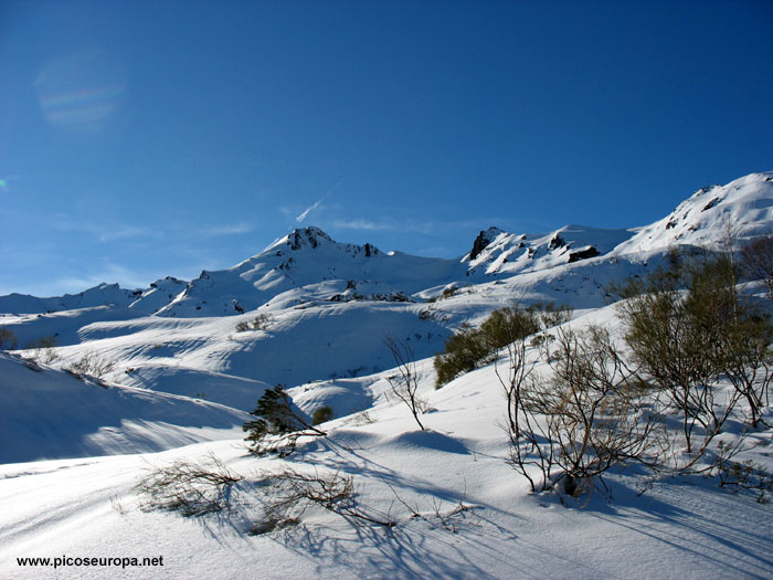 Foto: La cabecera del valle, posiblemente el Pico Anzo, Valdeón, Picos de Europa, León