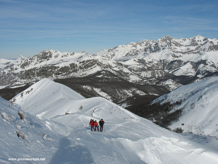 En la loma de las Cerras de Cuénabres con Peña Santa al fondo, Valdeón, Picos de Europa, León