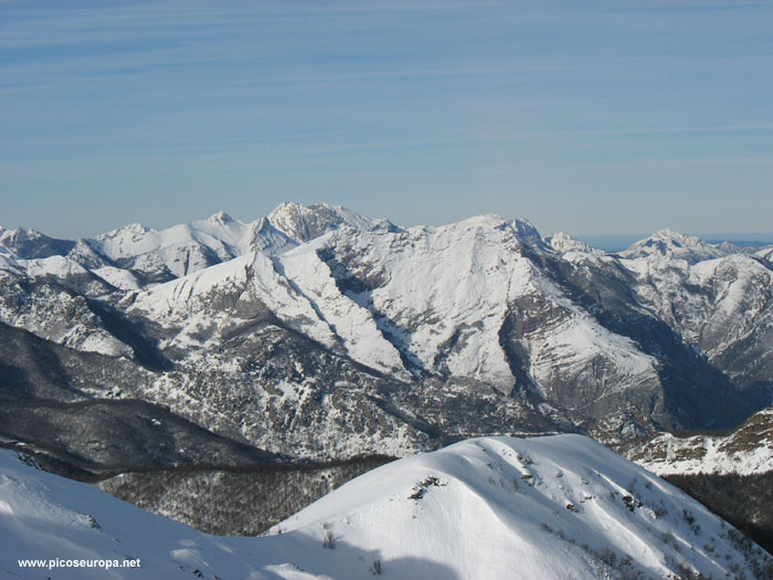 En el centro de la imagen Pozalón y Niajo desde las Cerras de Cuénabres, Picos de Europa, León