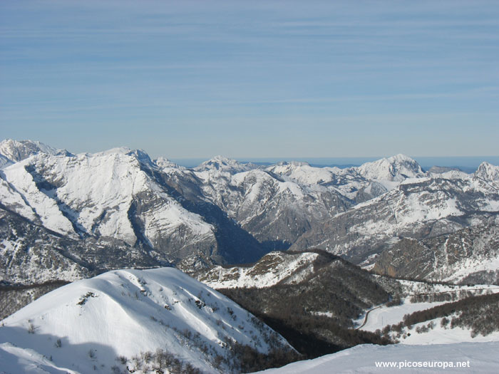 A la izquierda Pozalón y Niajo y desfiladero del Sella: Los Bellos, Valdeón, Picos de Europa, León