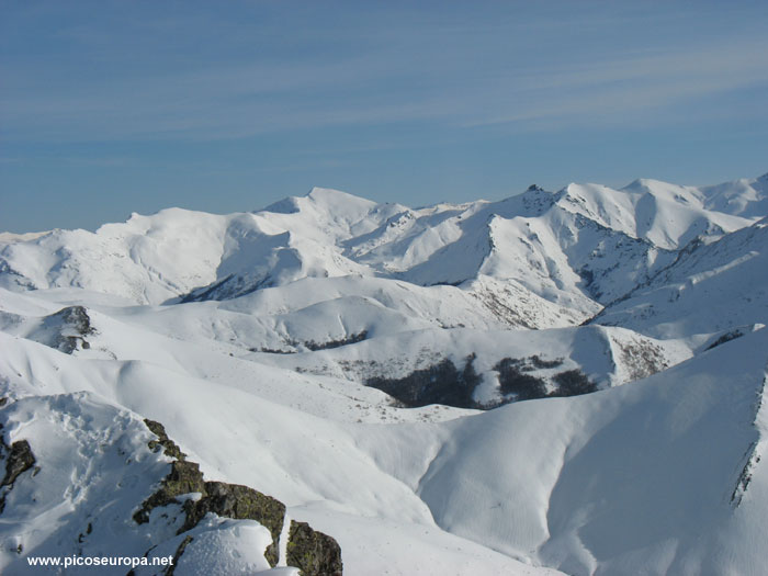 Vista hacia el Este desde el Pico Cebolleda, Valdeón, Picos de Europa, León