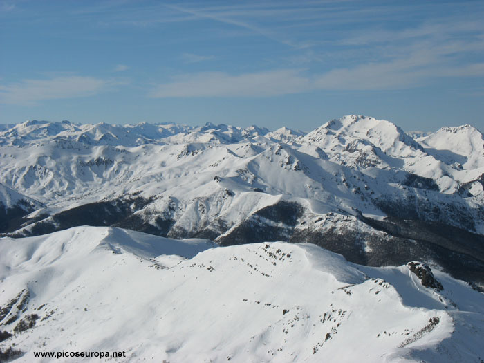 Vista hacia el Oeste desde el Pico Cebolleda, Valdeón, Picos de Europa, León