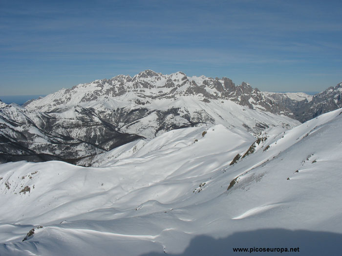 Peña Santa y Bermeja desde el Pico Cebolleda, a su derecha desfiladero del Cares, Valdeón, Picos de Europa, León