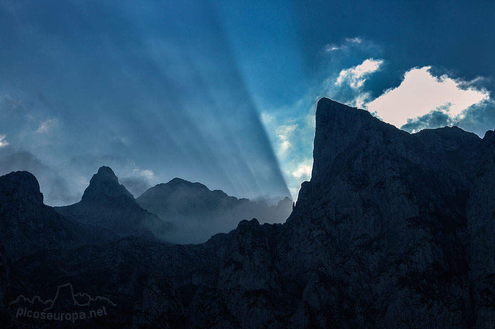 Cumbres de Picos de Europa desde el Chorco de los Lobos, León, España