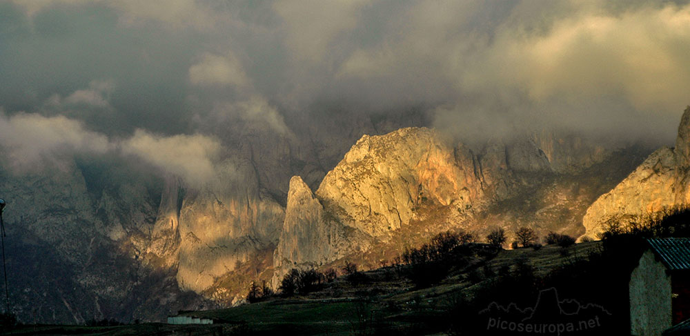 Mirando hacia el valle del réo Cares desde Posada de Valdeón, Picos de Europa, León, España