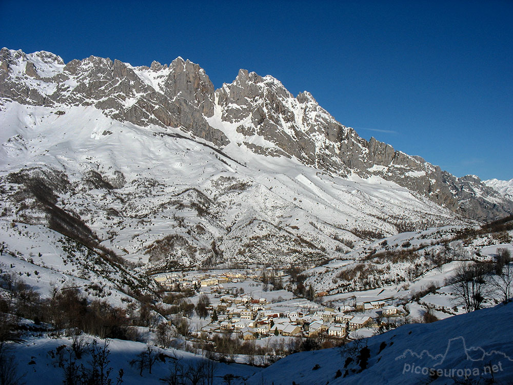 Los pueblos de Prada y en segundo término Posada de Valdeón, Picos de Europa, León, España