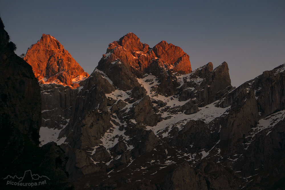 Torre del Hoyo de Liordes y Torre del Friero desde la ruta Posada de Valdeón a Cain, Picos de Europa, León, España