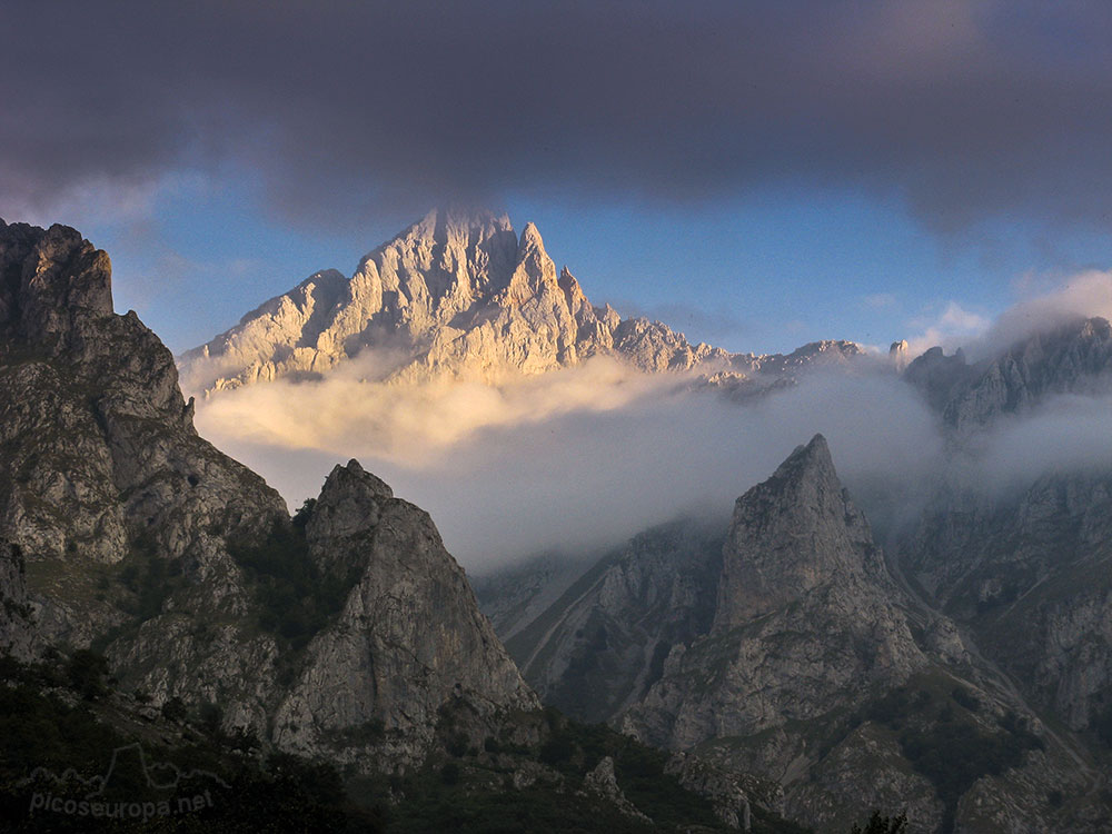 Torre del Friero desde la ruta Posada de Valdeón a Cain, Picos de Europa, León, España